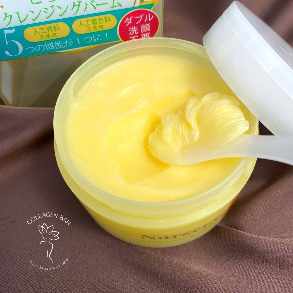 Відкрита банка Nursery Cleansing Balm зі спеціальною лопаткою з комплекту. Вид зверху. 